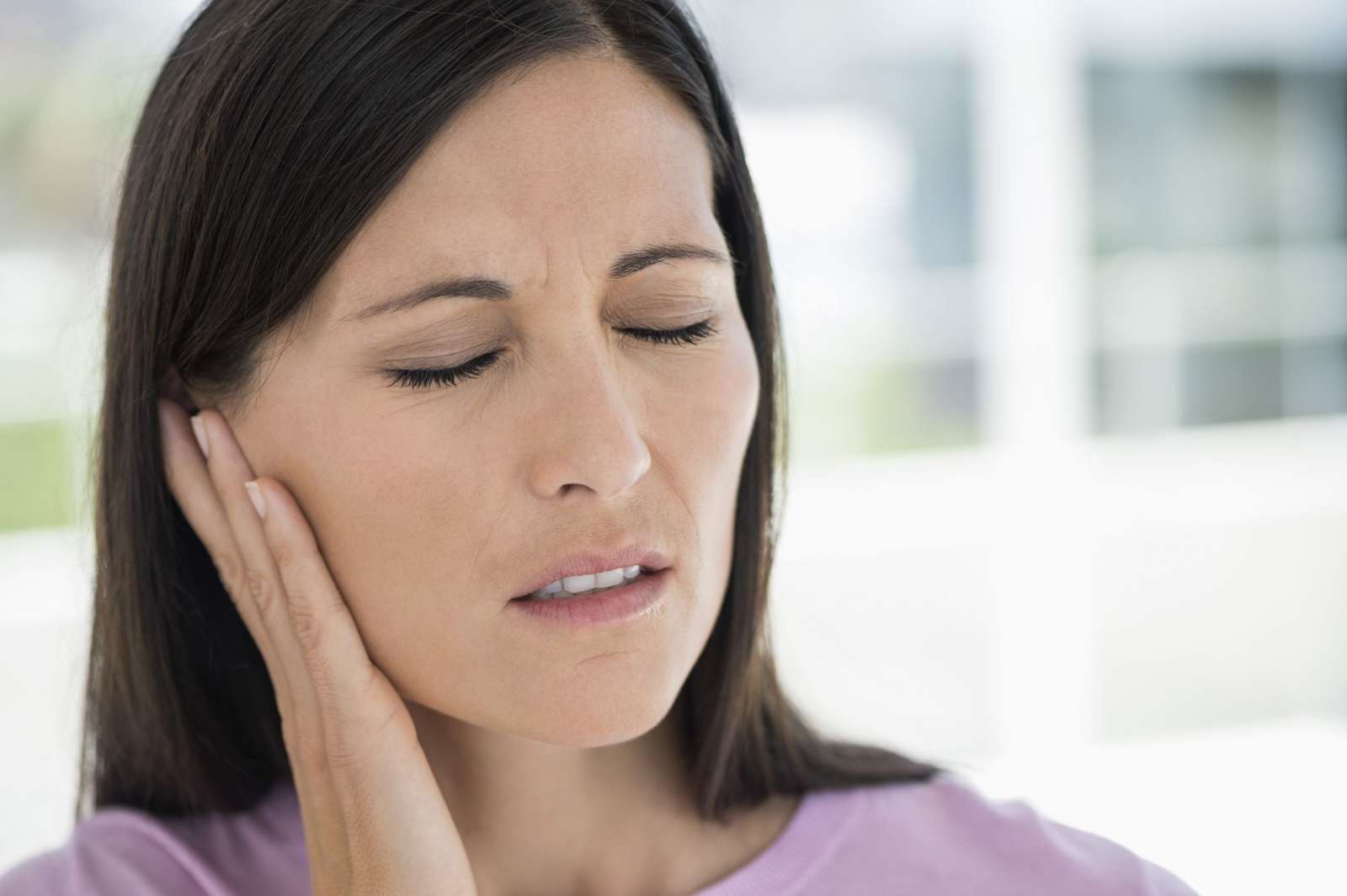 Боль от стоматита отдает в ухо